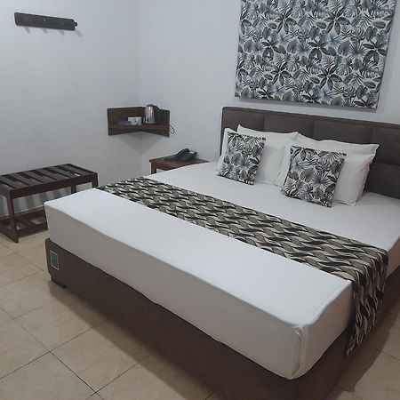 Larn'S Villa Hotel & Apartment Wadduwa Bagian luar foto