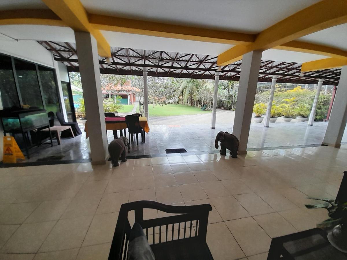 Larn'S Villa Hotel & Apartment Wadduwa Bagian luar foto