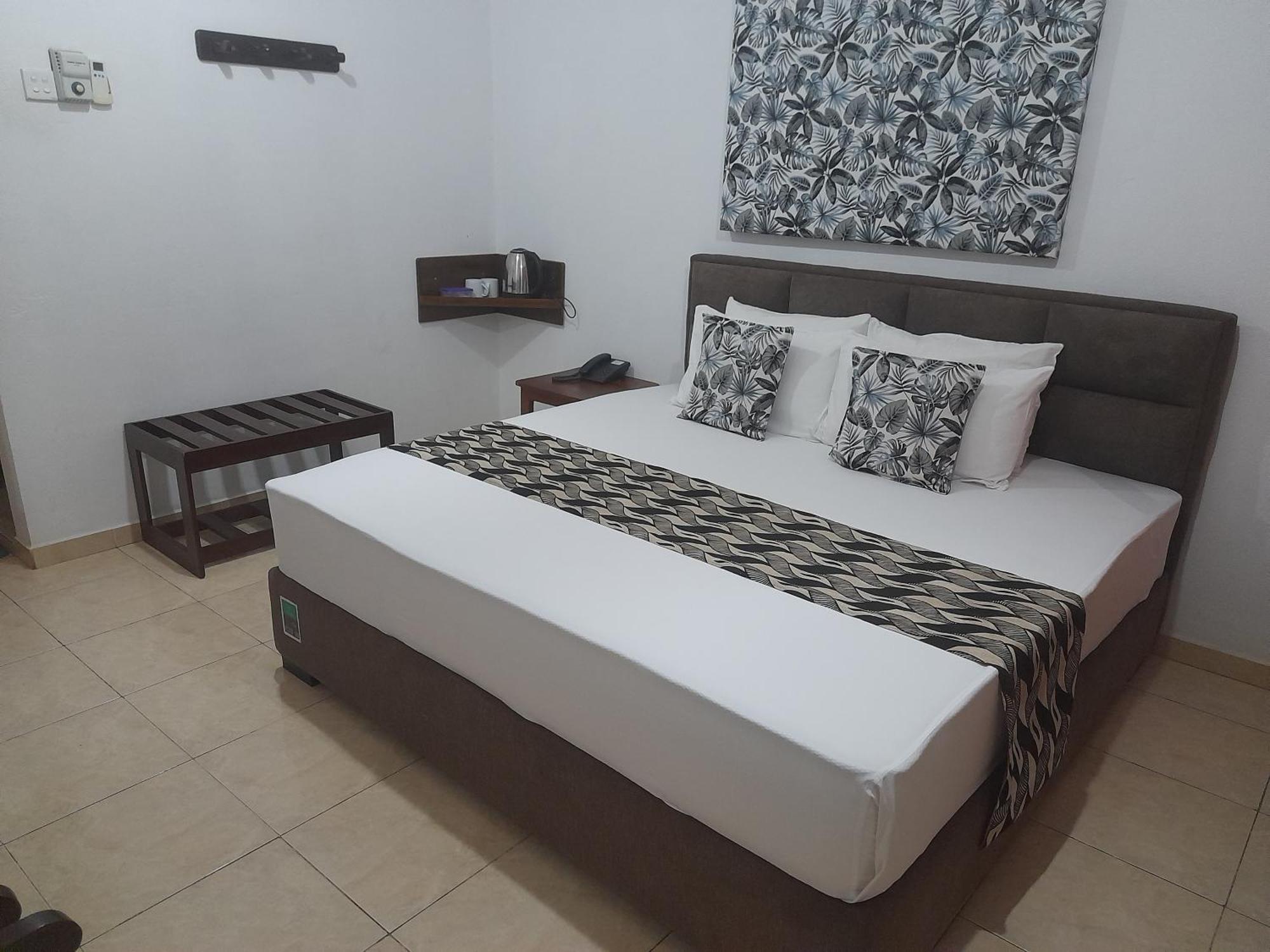 Larn'S Villa Hotel & Apartment Wadduwa Bagian luar foto