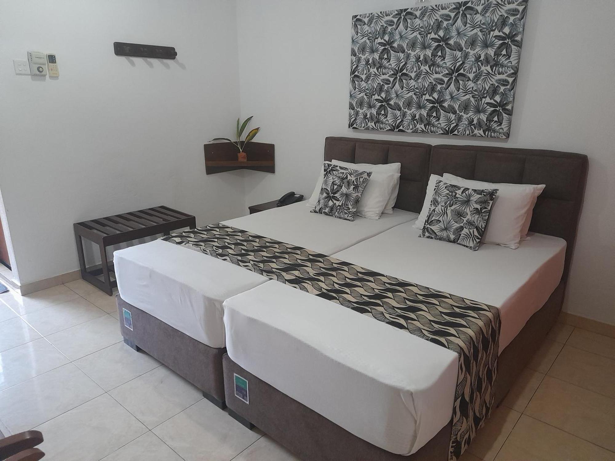 Larn'S Villa Hotel & Apartment Wadduwa Bagian luar foto