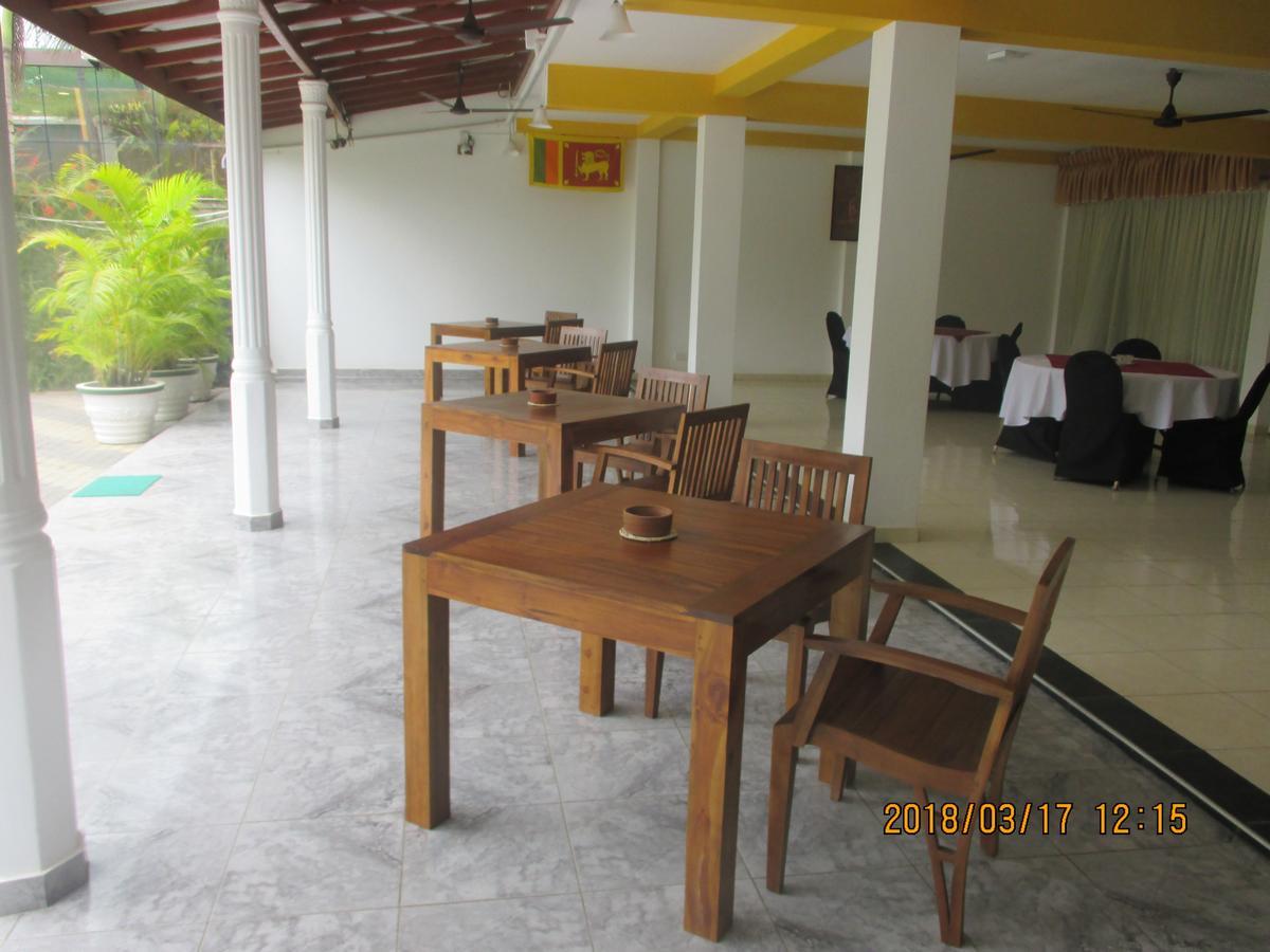 Larn'S Villa Hotel & Apartment Wadduwa Bagian luar foto