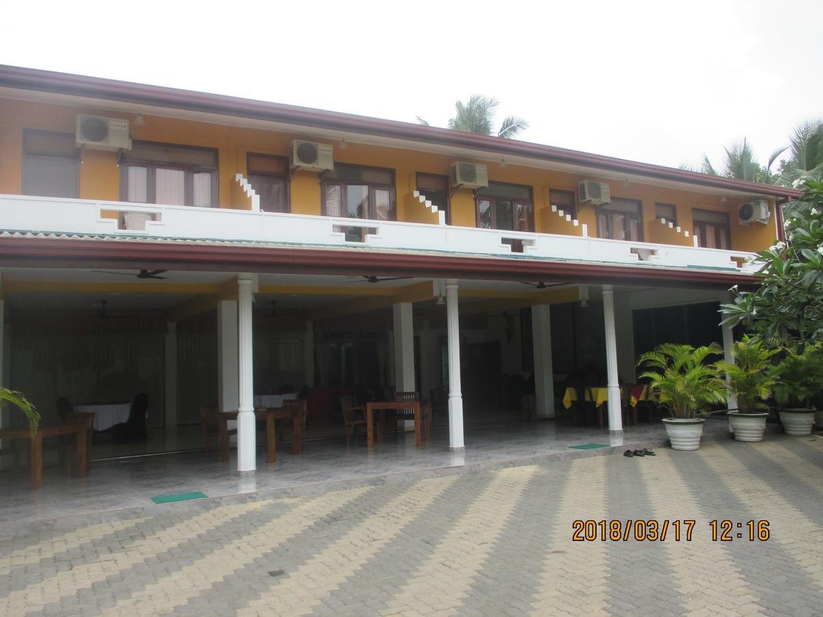 Larn'S Villa Hotel & Apartment Wadduwa Bagian luar foto