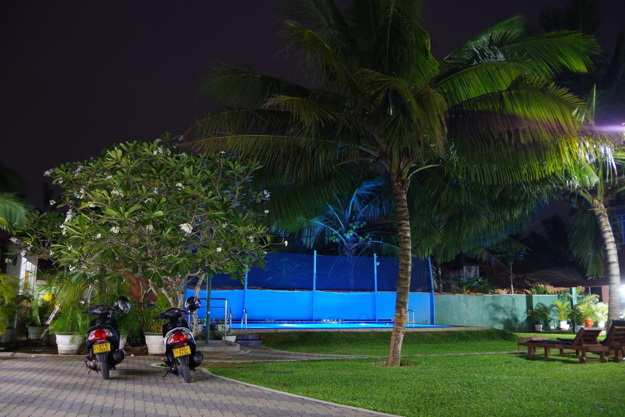 Larn'S Villa Hotel & Apartment Wadduwa Bagian luar foto